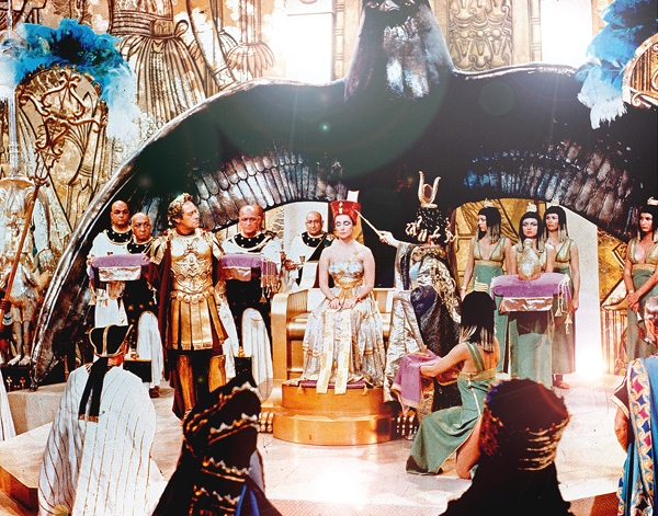 Elizabeth Taylor as Cleopatra, 1963 (1).jpg