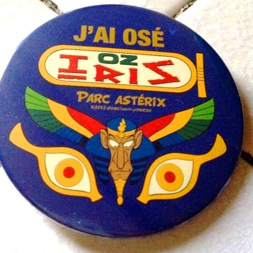 'Oz Iris'-Button (... la nouvelle attraction du Parc Astérx, 2012), D = 5,5 cm.jpg
